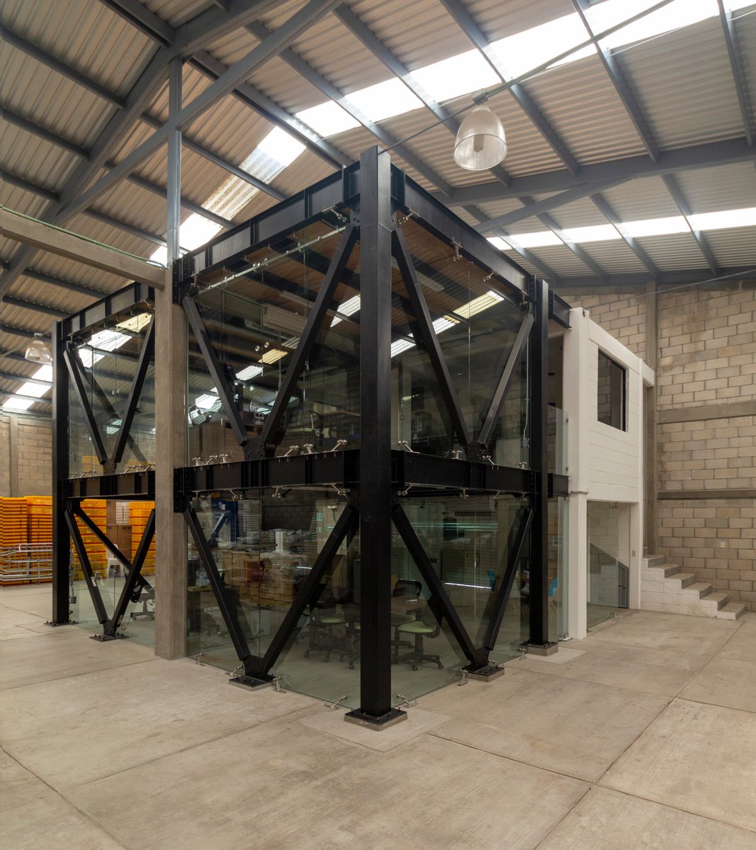 #Obras
Oficinas Desmontables.
DiGa Surtidora Agropecuaria.

Estructura desmontable de 72 m2 en #acero, #cristal y #madera en Tuxtla Gutiérrez, #Chiapas. 

1) Vista general 1.
2) Vista general 2.

#Fotgrafía: Jess Victorio.

#Arquitectura #Architecture
#REArquitectos