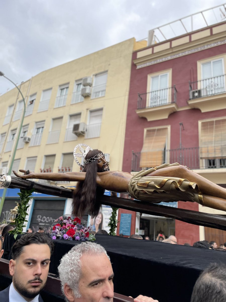 Oye, cuando queráis hablamos del Cristo de San Agustín y su manera de traer agua a Sevilla, desde que salió ha llovido a mares. Mamma Mia.