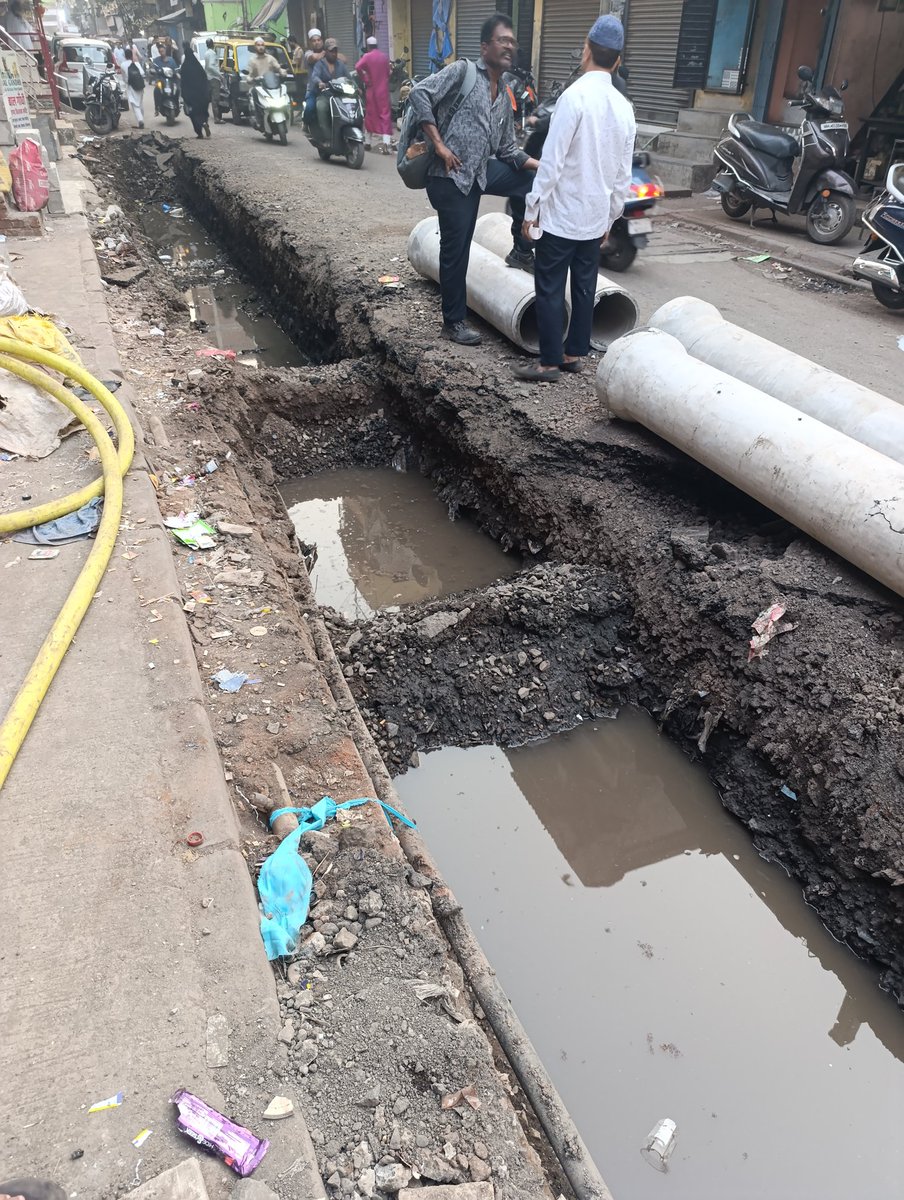 ENGINEERTANVEE6's tweet photo. @mybmc 
@MTPHereToHelp 
@mybmcWardME
@GovandiCell 
THERE IS A LOT OF TROUBLE IN THE MONTH OF RAMZAN

I ASKED FOR  WORK ORDER BUT DID NOT SHOW IT 
 WHY?

NOT WEARING PERSONAL PROTECTIVE EQUIPMENT 

I APPEAL BMC TO TAKE IMMEDIATELY ACTION EAGLE INFRA &amp; STOP WORK OR SHOW WORK ORDER https://t.co/h01fAfrd6z