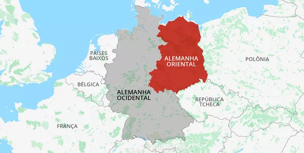pfqloficial's tweet photo. 🇩🇪⚽️ O FUTEBOL NA ALEMANHA ORIENTAL

A República Democrática Alemã (RDA), conhecida como Alemanha Oriental, foi um Estado socialista que existiu entre 1949 e 1990, surgindo no contexto da Guerra Fria após a Segunda Guerra Mundial. Ocupada e administrada pela União Soviética, a Alemanha Oriental tornou-se um “Estado satélite” do bloco comunista, enquanto a parte ocidental do país, a República Federal da Alemanha (RFA), reunia as zonas controladas por Estados Unidos, Reino Unido e França, adotando um modelo capitalista.

Essa divisão não apenas gerou tensões políticas e sociais, como também teve grande impacto no futebol alemão. Durante mais de quatro décadas, os dois lados seguiram caminhos distintos, com campeonatos, seleções e estruturas esportivas próprias. Enquanto a Alemanha Ocidental se consolidava como potência do futebol mundial, a Alemanha Oriental buscava afirmação no cenário esportivo, muitas vezes sob forte influência do regime. A seguir, vamos explorar como o futebol se desenvolveu na parte oriental da Alemanha, seus desafios, particularidades e a influência do contexto político no esporte.