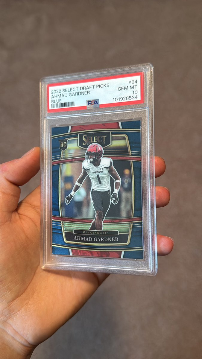 DickmanJake's tweet photo. Realized that this card’s photo was taken during the ND game. Another reason to keep it in my personal collection 😛 https://t.co/nYBdq4vY2j