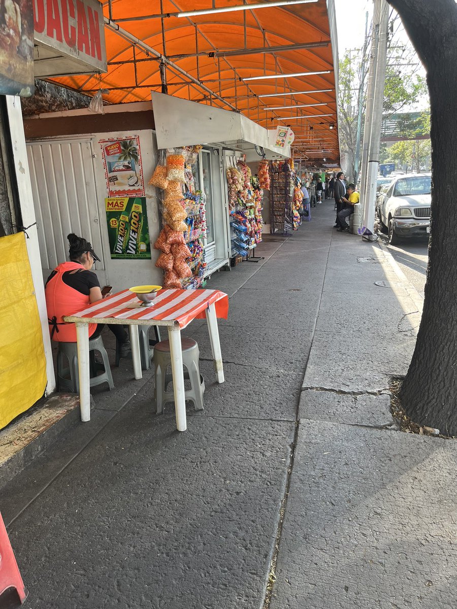 Estos puestos en la banqueta de Periférico (hacia el oriente) e Insurgentes, frente a Perisur, subsidian a los comercios de la plaza comercial, contaminan el ambiente y entorpecen al peatón.
.
Deben reubicarse <a href="/Gabyosoriohdz/">Gaby Osorio</a> <a href="/ClaraBrugadaM/">Clara Brugada Molina</a> 
.