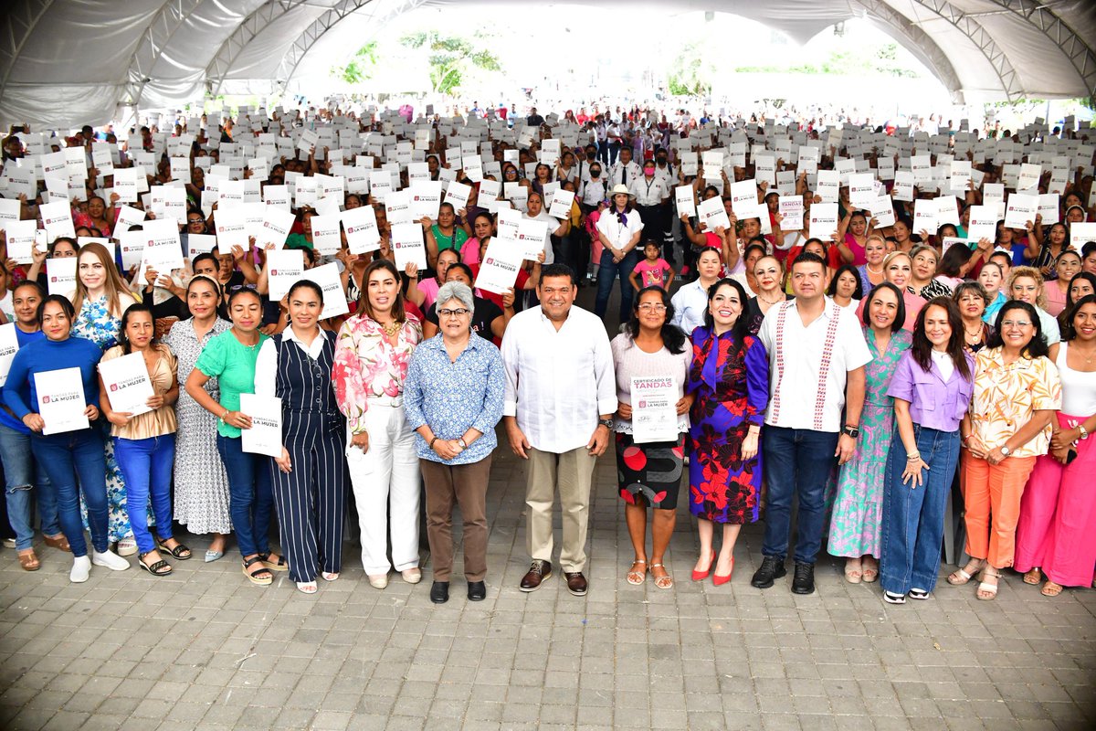 TabascoJavier's tweet photo. En nuestro querido #Comalcalco entregamos 750 certificados del programa "Tandas para la Mujer", con esto cumplimos el compromiso de empoderar a las tabasqueñas para que alcancen su independencia económica y emprendan. 🧵 https://t.co/Z6pMkUFSvQ