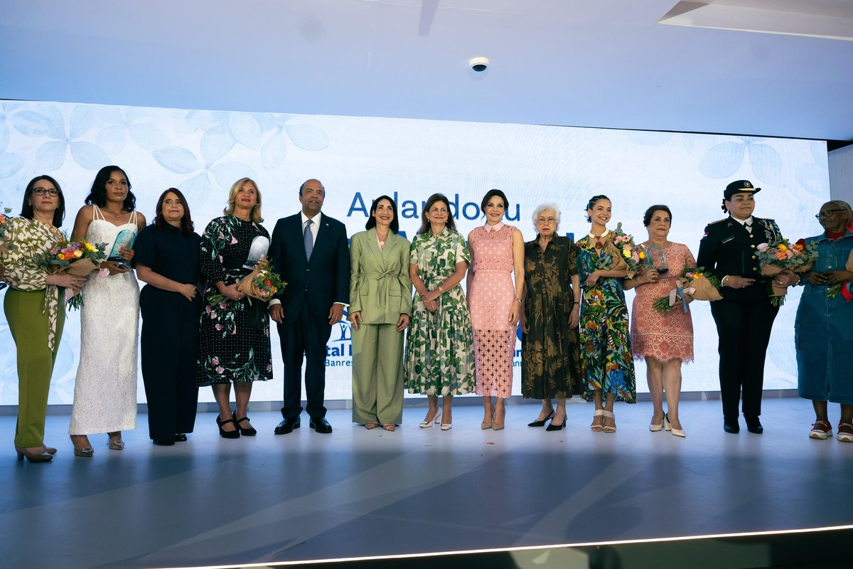 raquelarbaje's tweet photo. Hoy participé junto a la vicepresidenta @RaquelPenaVice en la entrega de la 4.ª edición de “Aplaudo tu gran voluntad”. Un evento organizado por el @VoluntariadoBR que reconoce el trabajo de un grupo de mujeres dominicanas cuya dedicación, muchas veces silenciosa, contribuye al desarrollo de nuestra sociedad.

Felicito a Noelia García, presidenta del Voluntariado, y a Samuel Pereyra, presidente ejecutivo del @BanreservasRD, por este significativo gesto y por brindarme la oportunidad de compartir y enaltecer a estas valiosas mujeres dominicanas. La dedicación a las labores que realizan merece nuestro aplauso.