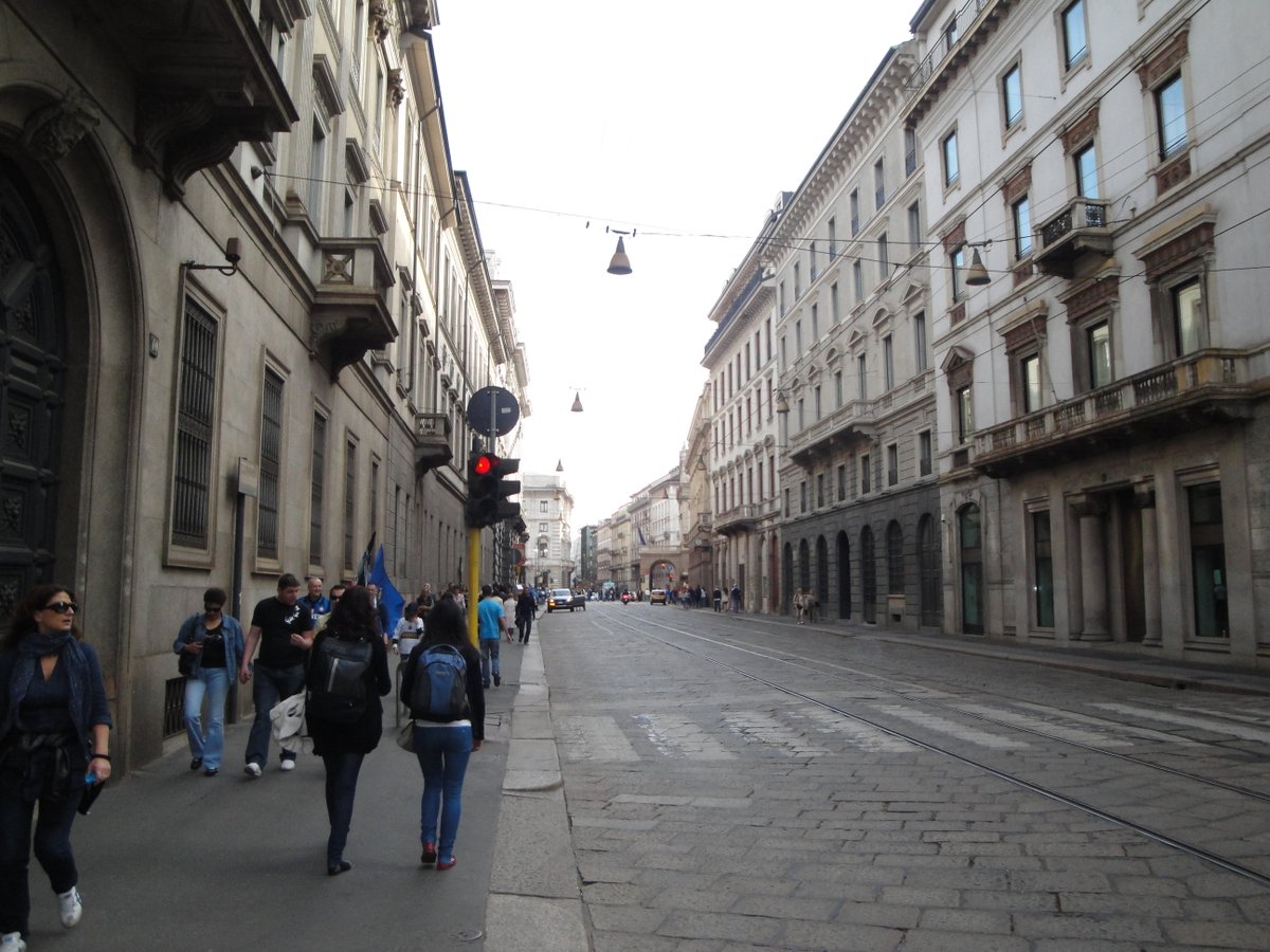 ＃ミラノ　＃ダヴィンチ像　#milan
＃スカラ広場　＃DaVinciStatue
ガッレリアを抜け、広場に出ました。
ここはスカラ広場と呼ばれています。
その中心にはレオナル・ド・ダヴィンチの像が鎮座していました。
さあ、ミラノの街を散策してみます！🚶