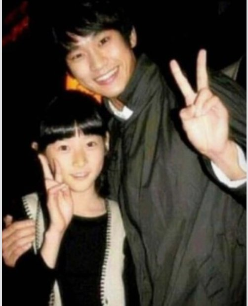 mothrfdragns's tweet photo. Ojala corea haga por fin algo y se den cuenta del pedofilo que es kim soohyun Y que gracias a él le dieron la espalda a Kim Saeron https://t.co/ecUfsYGTC5