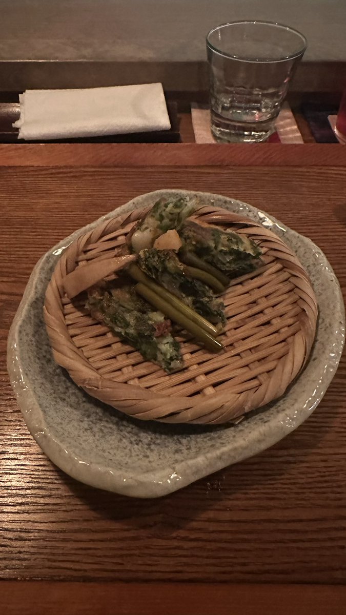 amiaka84694426's tweet photo. 元調理兵のシェフが作る西荻窪の韓国料理レストラン #onngi さんへ。
美しい盛り付けとシンプルながらひとつひとつにアクセントのある味付け、日本の素材の活かし方など勉強になりました。とても美味しかったです。
音楽関係のお仕事から転身したシェフは、な、なんと強火グクペン🔥🔥
コンテンツはほぼ網羅してるし、古参だし、取り巻く音楽業界からグループ活動、ジョングクのこれからなどを熱く語ってくれました😂とにかくジョングクが大好きみたい‼️
また調理兵時代のお話も。お休みが本当に少ないとか、他の補職と全く異なる時間軸で働く話とか、何人の食事を担当してたかでマウント取り合う調理兵あるあるの話とか。ユーモア交えて色々教えてくれましたよー。カウンター越しに楽しい時間を過ごしました。
機会があれば是非グクペンさんに行ってほしいです。
ホビのソウルコン行ってきた話したら、先週ソウル行って、また #onngi に来たの?🤭って笑われしまった。
そんなの普通ですよ、シェフ、私達は推しの国の文化ごと大好きなのですからね!!また行きます‼️
韓国料理onngi
https://t.co/YrAvD1EbXi