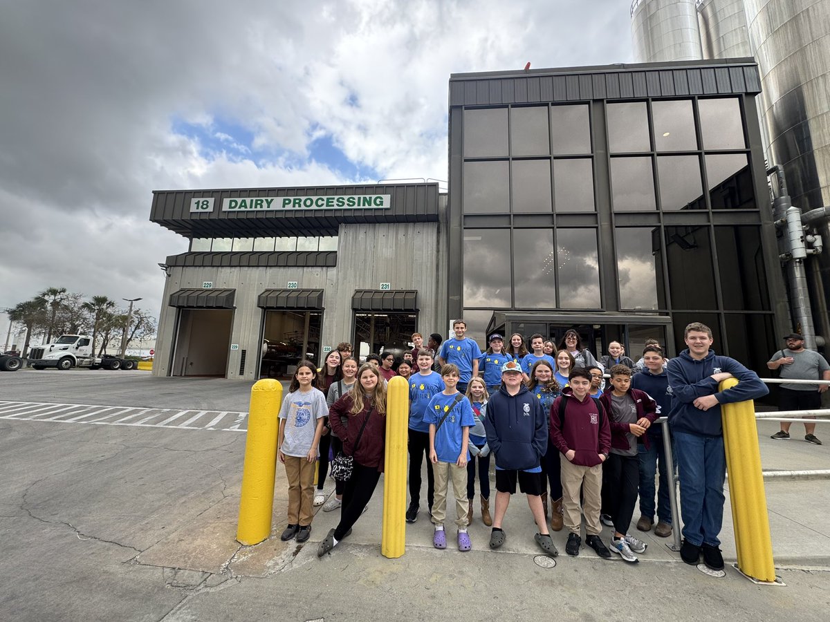 potter_252's tweet photo. What a day! Our @IvyHawnSuhr FFA members enjoyed a day full of agriculture; Publix dairy processing to Parkesdale &amp; strawberry picking - the best strawberry milkshakes ever! We had a day full of adventures. #makingourmark https://t.co/P87LZiB7nn