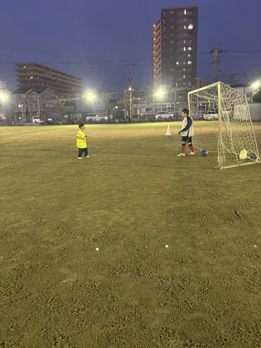 fcking2015's tweet image. 小学1年生と中学1年生
お互い何かを求め合ってます👍
#Kingサッカースクール