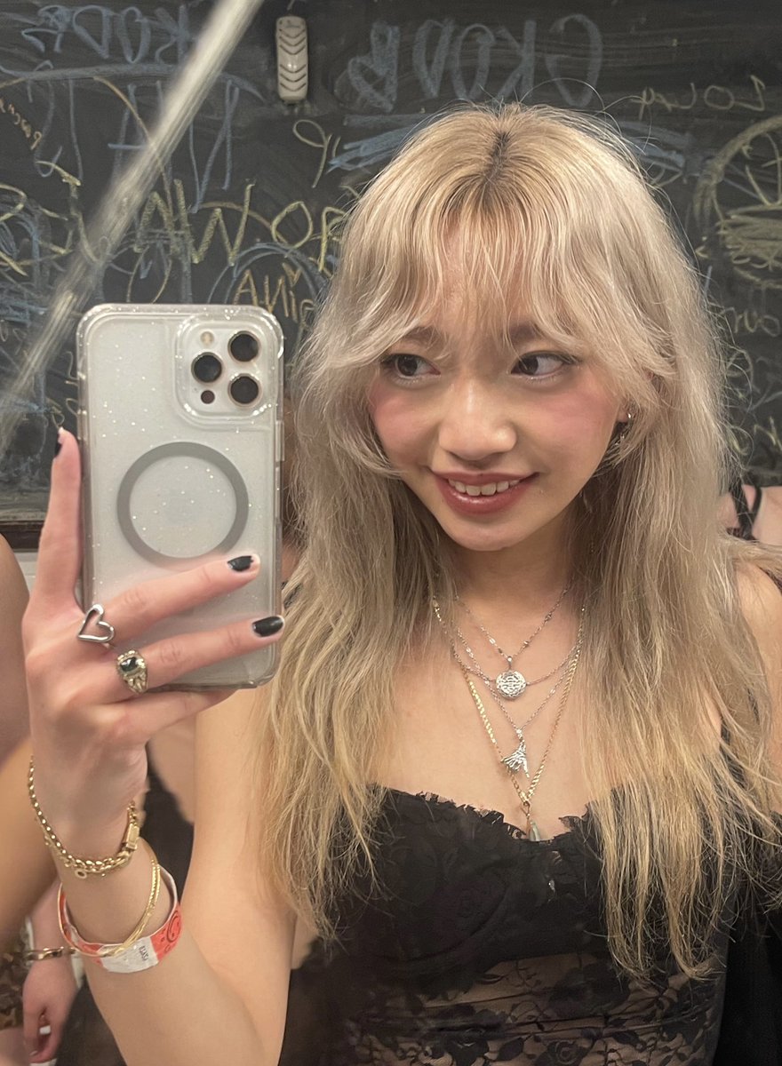 I got a hair touch up but forgot to take photos until now so please ignore the fact my roots are already growing back :(