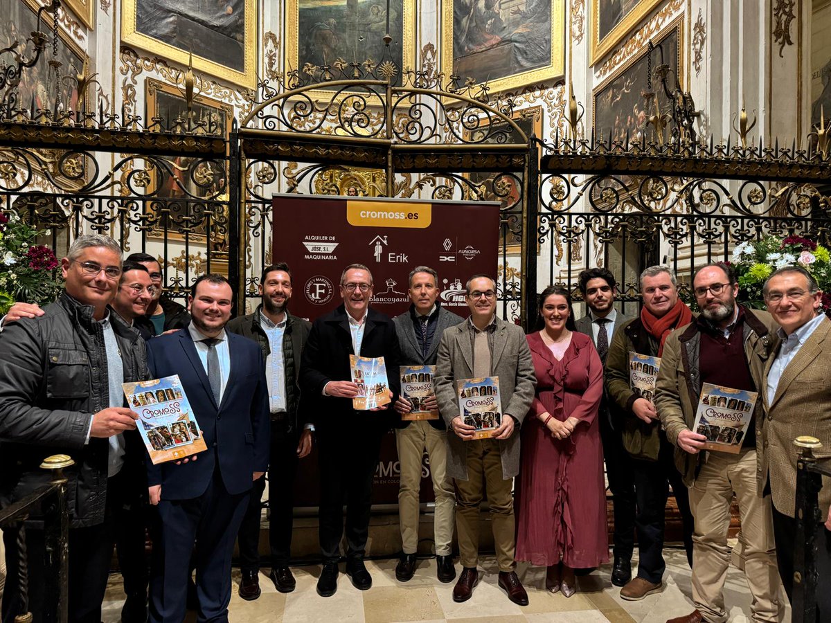 La Hermandad de la Curia, ya tiene su álbum de cromoss de la Semana Santa de Lorca, hoy se presentaba Cromoss en la iglesia de San Patricio, magnífica idea, os animo a todos a tener este coleccionable.