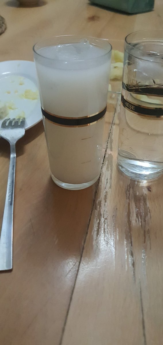 Öyle bıkmışım ki kendimden,
Kurudum düştüm dalımdan...
Ah be usta, sen de gittin , sedân kaldı....
Sen bizden gittin de, biz halâ yönsüz yörüngesiz 
..

music.youtube.com/watch?v=CDoLNL…