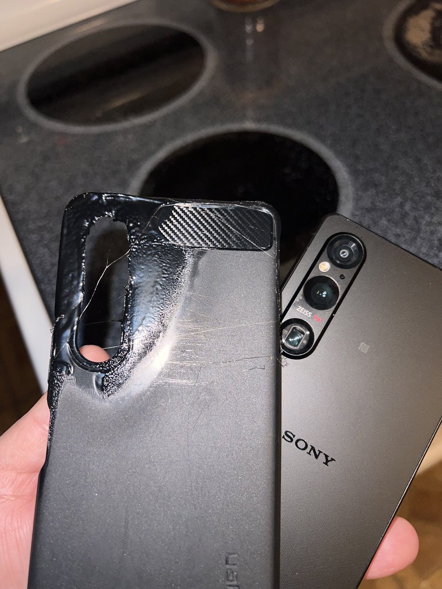 VEN0M417's tweet image. Got home from work and I put my phone on the stove, bottom left side cause who uses that side of the stove. 😂 Well my wife did and this happened. Spigen protected my Sony Xperia 1v. Camera works perfectly and phone is still as new. Thanks @SpigenWorld
#spigen #sonyxperia