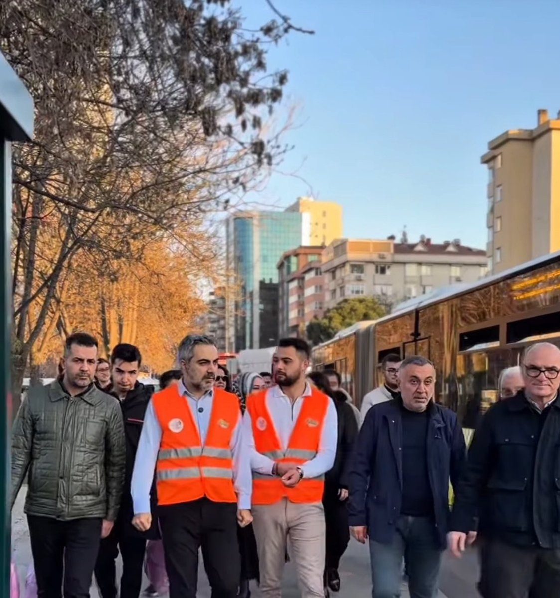 erturkayse793's tweet photo. Aşkla Çalışan yorulmazmış..
Bugün iftara 5 kala programında Ataşehirin sokaklarında yüce gönüllü Ataşehir ilçe Bşk @burakcifci34 ve yardımcıları @h_ibrahimyzc @AhmetGok55 @fatihakinnci @Murat_Demir58 ri canı gönülden tebrik https://t.co/aT9J6EcVnr buna #AkSevda #Akhizmet diyoruz https://t.co/hwp8DunQwD
