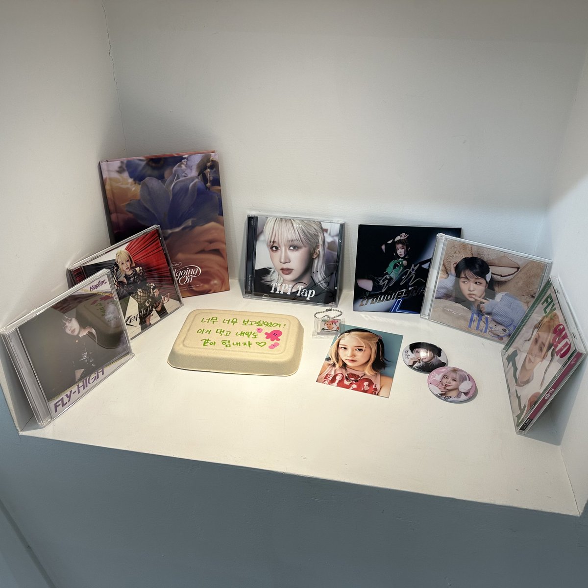 pi_pi_hikaru's tweet photo. ☕️ 체리시

うちわもアルバムも全部揃っていて愛🥹🎂
かわいいひかるちゃんがいっぱい🩵

#봄날의_햇살_히카루 
#春の日差しに包まれた空間 https://t.co/bCAC7sHEY1