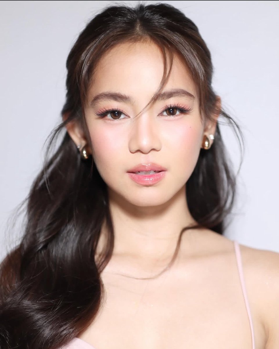 yoiqt's tweet photo. FACE CARD IS INSANE OMG ?? super bagay yung ganitong klaseng make up sa features niya !!!!!!! AAAHHH https://t.co/7IMT6jMF2Z