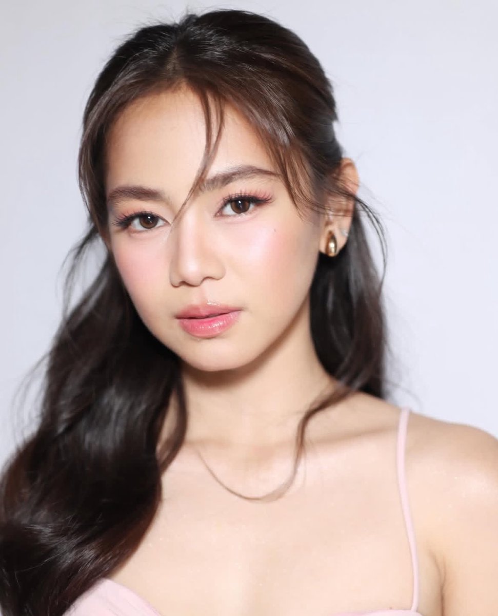 yoiqt's tweet photo. FACE CARD IS INSANE OMG ?? super bagay yung ganitong klaseng make up sa features niya !!!!!!! AAAHHH https://t.co/7IMT6jMF2Z