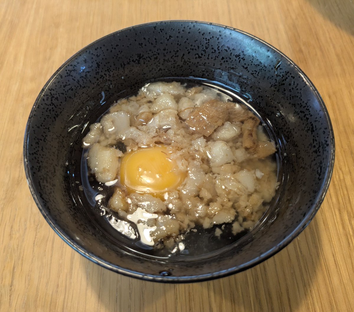 shurihiro's tweet image. 麺道くろとん
限定麺第2弾
濃厚煮干しスペシャル　つけ脂タレ

今日から提供の限定麺第2弾✨
煮干しだろうが
つけ脂タレは欠かしません☺️
最近煮干し系ばかり食べてる気がする😂
#沖縄ラーメン
#くろとん