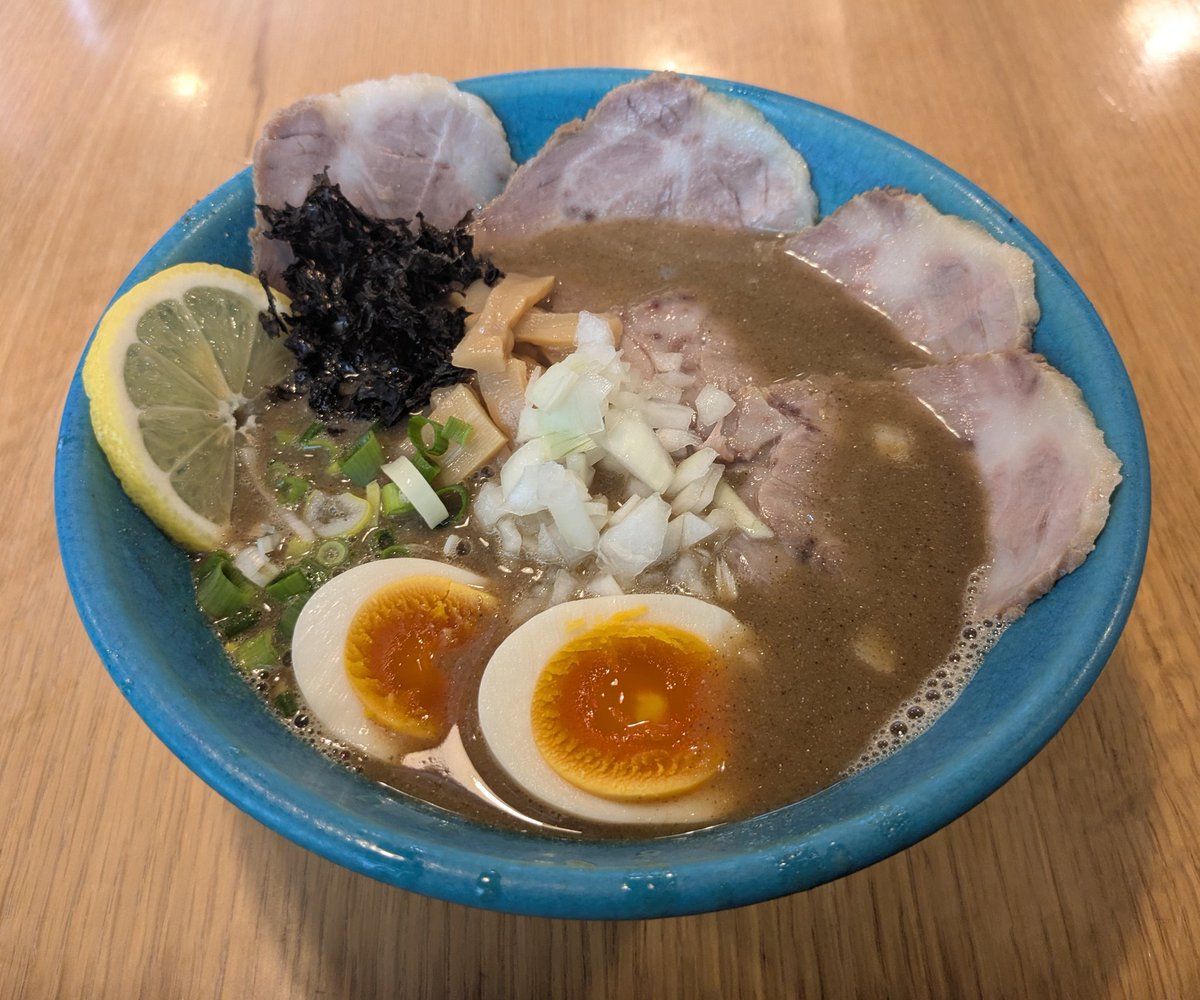 shurihiro's tweet image. 麺道くろとん
限定麺第2弾
濃厚煮干しスペシャル　つけ脂タレ

今日から提供の限定麺第2弾✨
煮干しだろうが
つけ脂タレは欠かしません☺️
最近煮干し系ばかり食べてる気がする😂
#沖縄ラーメン
#くろとん