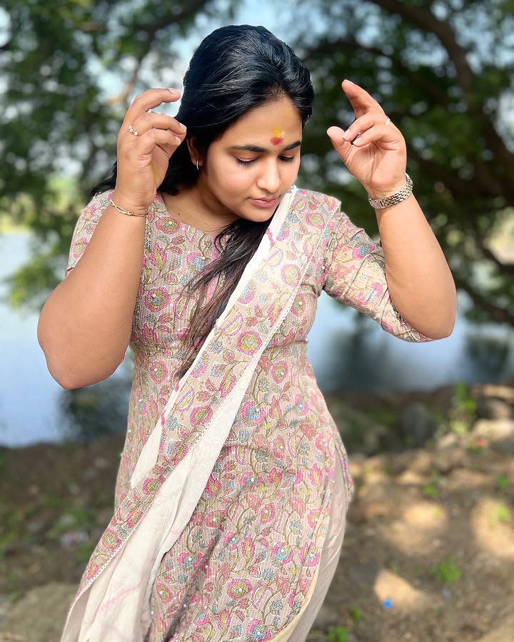 actressmeena26's tweet photo. π― #ShruthiSelvamThread
#Bollywood #Actress #ShruthiSelvam New Look https://t.co/bkDlmDq2ZC