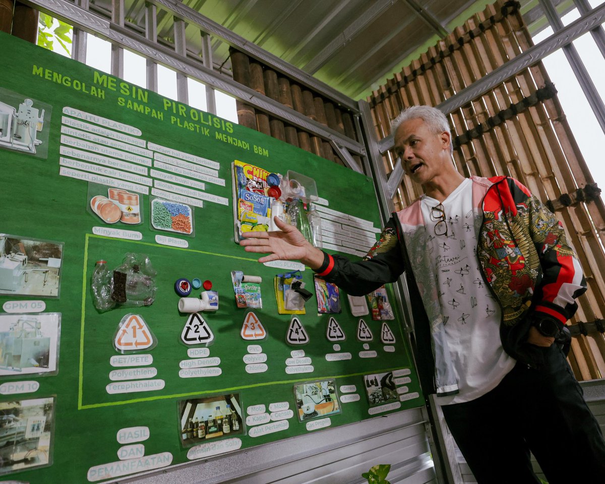 ganjarpranowo's tweet photo. Sampahmu cuma dibuang? Sayang sekali. Di desa Cepuwatu, Kalasan Sleman ini, sampah bisa diolah jadi bahan bakar minyak (BBM). Get Plastic Indonesia inisiatornya.

Kalau ini dikembangkan, tentu kita tidak hanya berhasil mengelola sampah, tapi juga bisa menciptakan BBM sendiri. Menarik bukan?