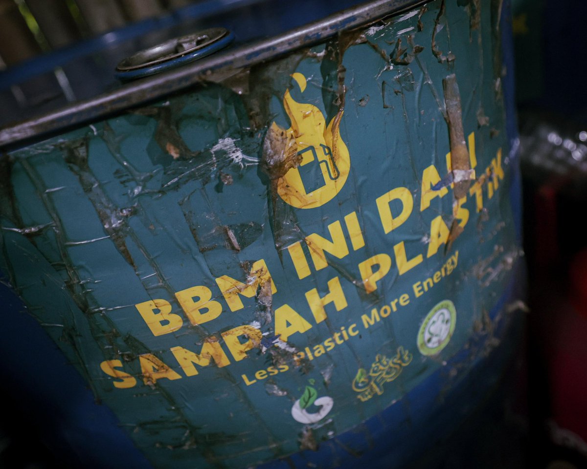ganjarpranowo's tweet photo. Sampahmu cuma dibuang? Sayang sekali. Di desa Cepuwatu, Kalasan Sleman ini, sampah bisa diolah jadi bahan bakar minyak (BBM). Get Plastic Indonesia inisiatornya.

Kalau ini dikembangkan, tentu kita tidak hanya berhasil mengelola sampah, tapi juga bisa menciptakan BBM sendiri. Menarik bukan?