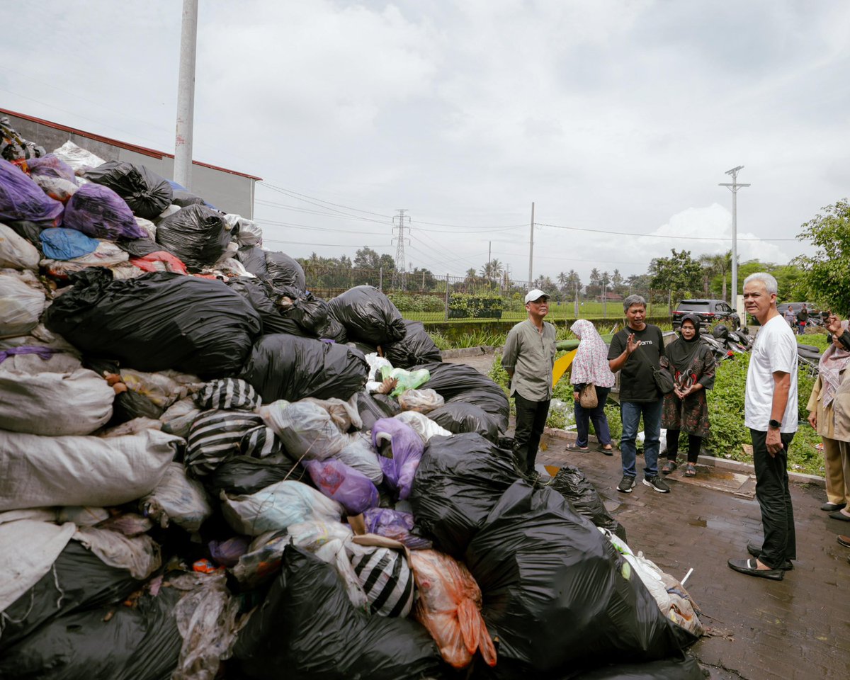 Sampahmu cuma dibuang? Sayang sekali. Di desa Cepuwatu, Kalasan Sleman ini, sampah bisa diolah jadi bahan bakar minyak (BBM). Get Plastic Indonesia inisiatornya.

Kalau ini dikembangkan, tentu kita tidak hanya berhasil mengelola sampah, tapi juga bisa menciptakan BBM sendiri.