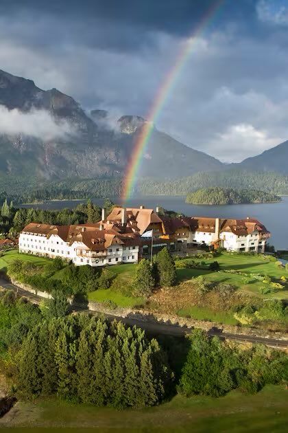 CortiMeister's tweet photo. I know Mike White doesn’t hace social media, but let’s get this tweet to him. After season 3 of White Lotus is set in a “tropical” location, I would love to see S4 happen in a snow/mountain location.

I’m proposing Patagonia for it, and the Llao Llao Hotel in Bariloche is perfect https://t.co/wflhIkzaH9