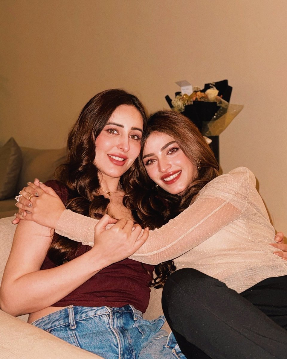 ShowbizAndNewz's tweet image. #KinzaHashmi with #SidraNiazi in her birthday