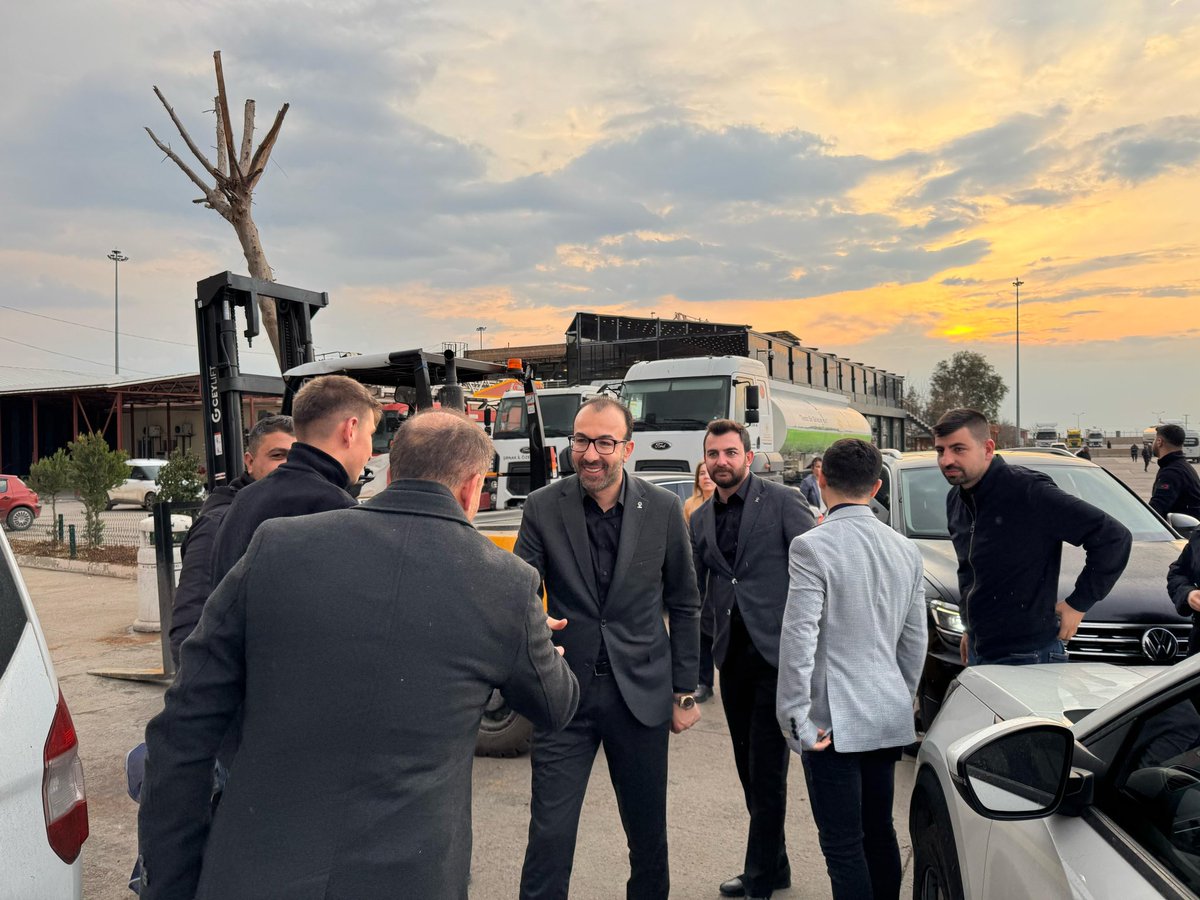 akpartisirnak's tweet photo. İftara 5 kala programımız kapsamında, paylaşmak, paylaşarak çoğalmak demek olan Ramazan ayının manevi atmosferinde bizlere düşen yardımlaşma ve dayanışma görevi ile Silopi Tır Parkında bekleyen araç şoförlerine çorba ve kumanya ikram ederek hep beraber bu güzel duyguları yaşattık https://t.co/ziZ44lG3PK