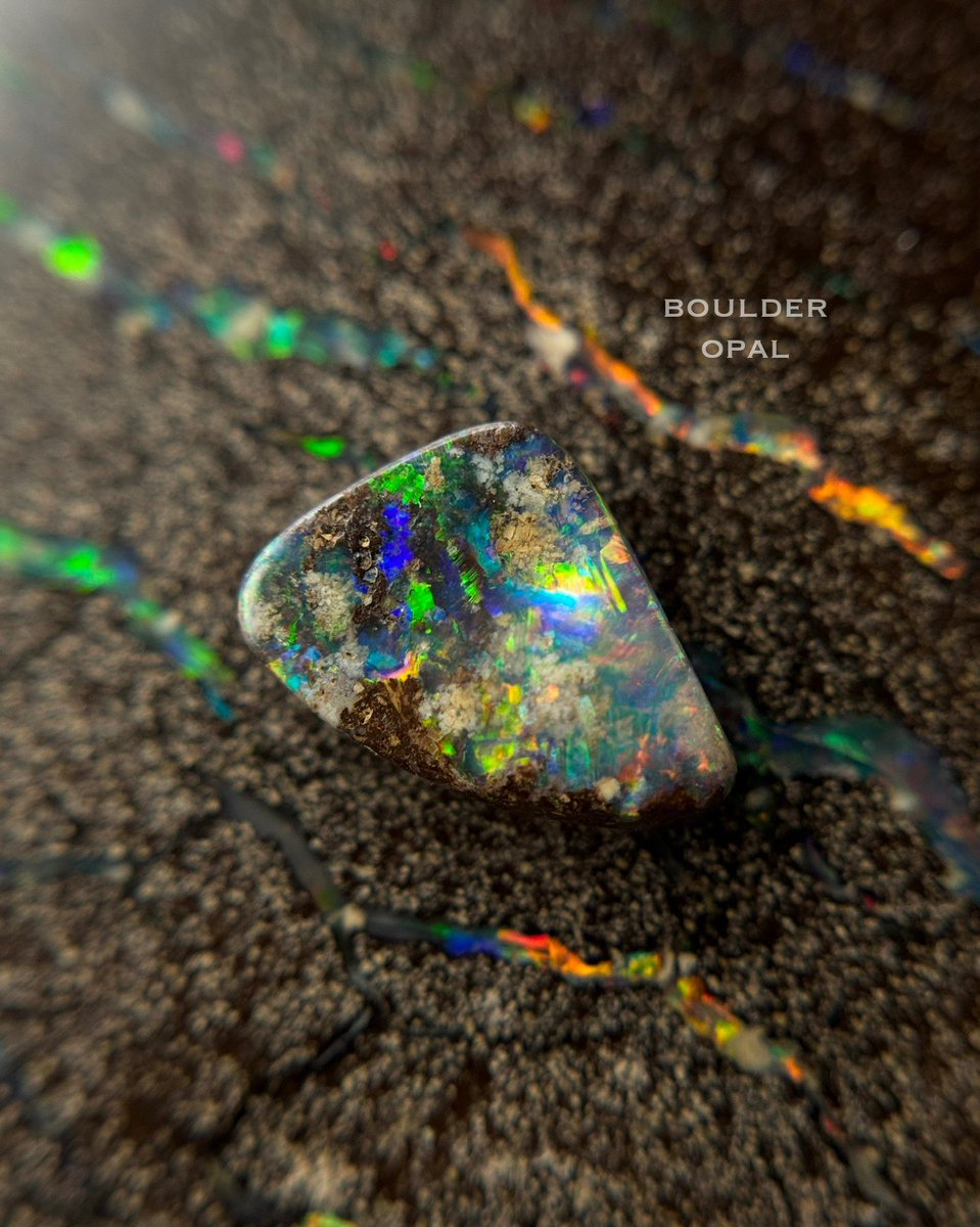 satotradingco's tweet image. 存在感。

#boulderopal #ボルダーオパール