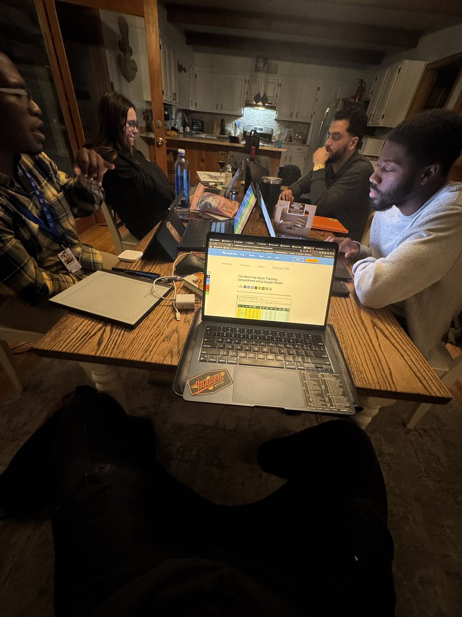 UPcollective_'s tweet photo. Surround your self with people who also want to win. https://t.co/vcrpovQxTg