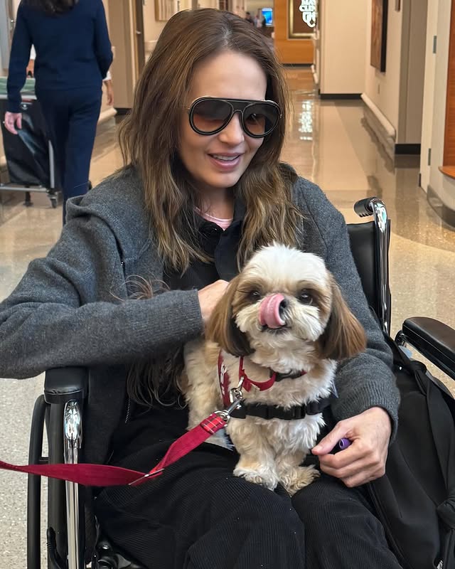 LaFaty_'s tweet photo. LA REINA 👑 SALIENDO DEL HOSPITAL #yolandaandrade https://t.co/DUCUMsmvzs