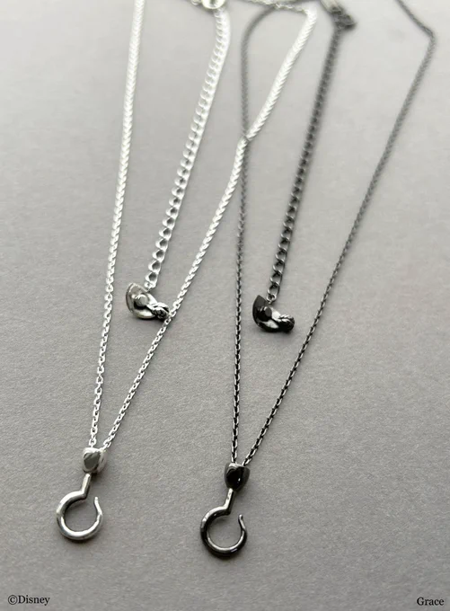 【<Disney villains>Necklace -Captain Hook-】 フック状の義手と羽根つき帽子をチャームにした「#フック船長」イメージのネックレス 精緻に仕上げた小ぶりのチャームは日常使いしやすく、すっきりクールなコーデにぴったり #Disney #ディズニー 