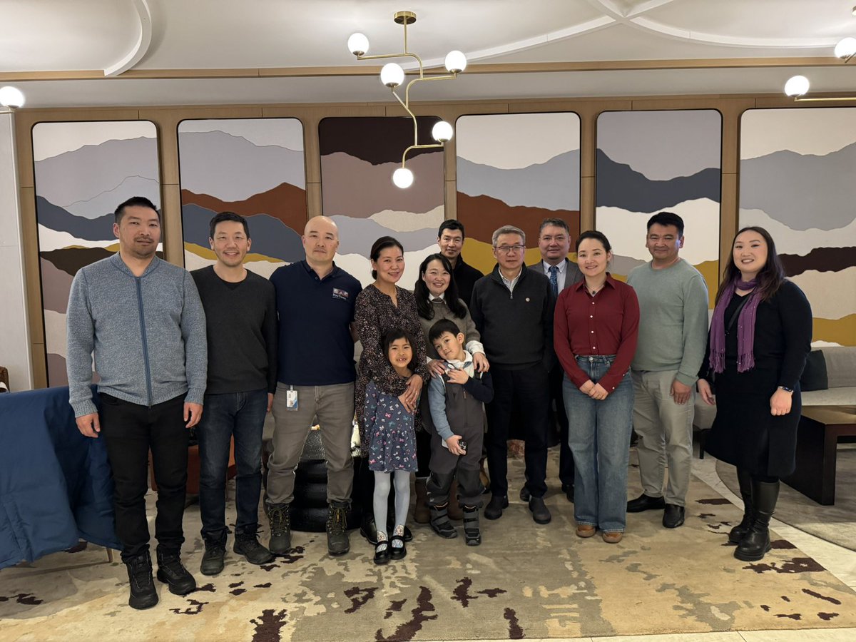 [English Below]
🌍 PDAC 2025 чуулга уулзалтын үеэр Канад улсад эрдэс баялгийн салбарт мэргэжлээрээ ажиллаж буй залуустай МУУҮА-иас санаачилан хэрэгжүүлэх гэж буй Global Network of Mongolia's Mining Minds төслийн талаар санал солилцож, хамтран ажиллах боломжийн талаар ярилцлаа.