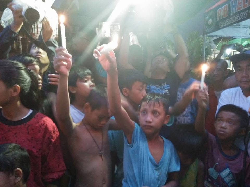 menchongdeee's tweet image. Photos I took in 2017 at the wake of Kian delos Santos, 17-year old victim of Duterte’s bloody drug war.

Para kay Kian, at napakarami pang biktima ng Oplan Tokhang—

Makunat ang hustisya sa bayang ito. Pero hindi ibig sabihin na hindi tayo pumapalag.

#DuterteIkulong