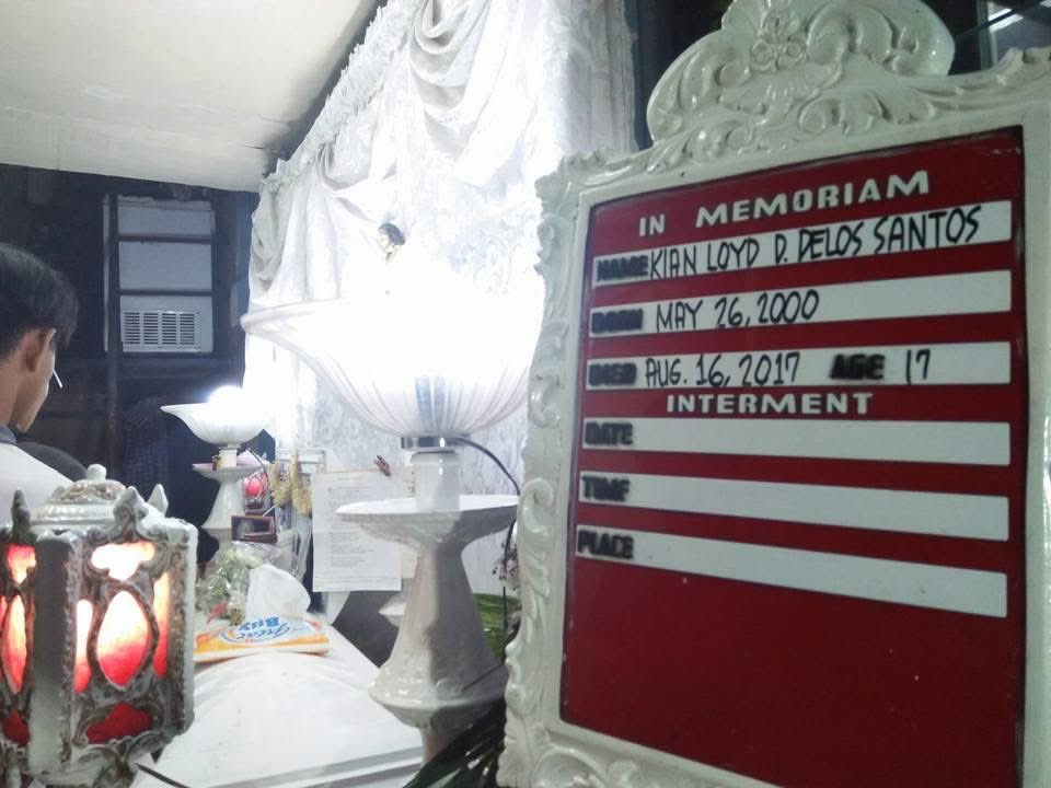 menchongdeee's tweet image. Photos I took in 2017 at the wake of Kian delos Santos, 17-year old victim of Duterte’s bloody drug war.

Para kay Kian, at napakarami pang biktima ng Oplan Tokhang—

Makunat ang hustisya sa bayang ito. Pero hindi ibig sabihin na hindi tayo pumapalag.

#DuterteIkulong