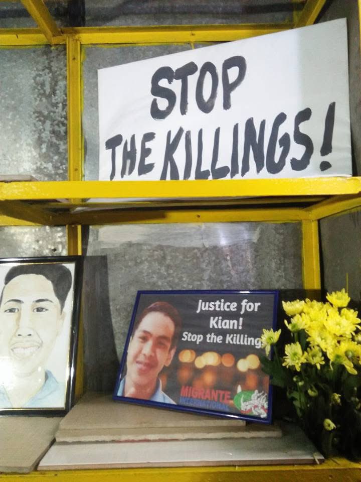 menchongdeee's tweet image. Photos I took in 2017 at the wake of Kian delos Santos, 17-year old victim of Duterte’s bloody drug war.

Para kay Kian, at napakarami pang biktima ng Oplan Tokhang—

Makunat ang hustisya sa bayang ito. Pero hindi ibig sabihin na hindi tayo pumapalag.

#DuterteIkulong