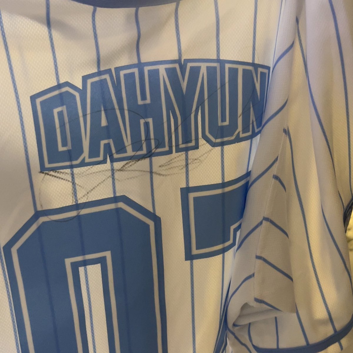 Duboublesarang's tweet photo. 꿈이 아니죠? 다현언니가 사인을 해줬어요. 다현언니기 넘 예쁘고 친절했어요
#TWICE 
#DAHYUN 
#그시절우리가좋아했던소녀 https://t.co/b3pddxx9Ic