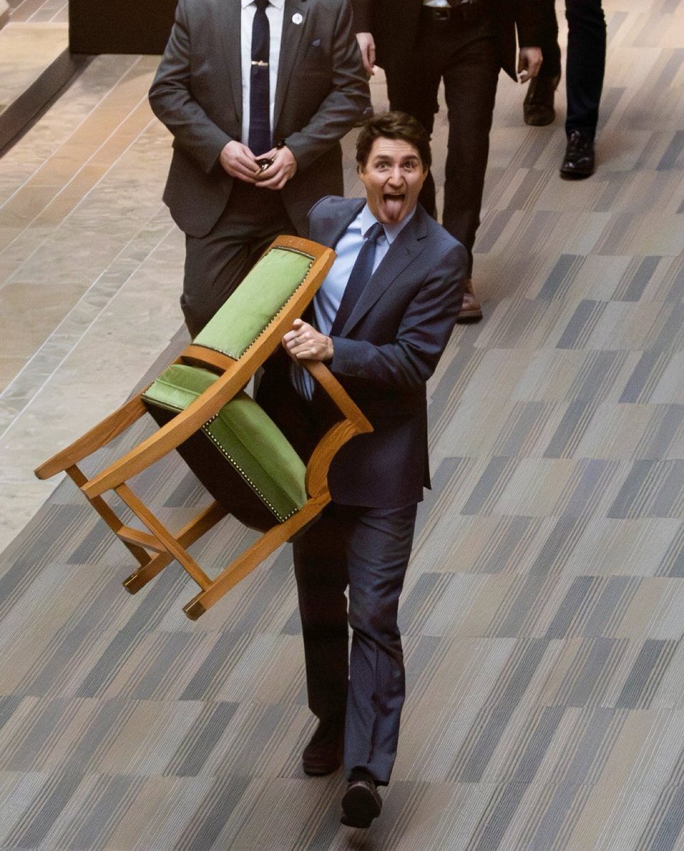 Kanada'nın eski başbakanı Justin Trudeau meclisten koltuğuyla ayrıldı.