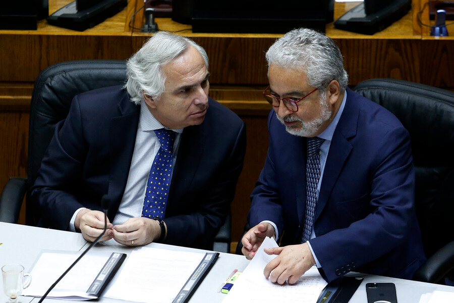 Sin prensa y en completa reserva, el fiscal regional de Arica y Parinacota, confirmó que Andrés Chadwick ya ha prestado declaración.
El fiscal mencionó que no se han confiscado sus teléfonos y que la investigación abarca hechos ocurridos entre 2015 y 2021.  Añadió que es un