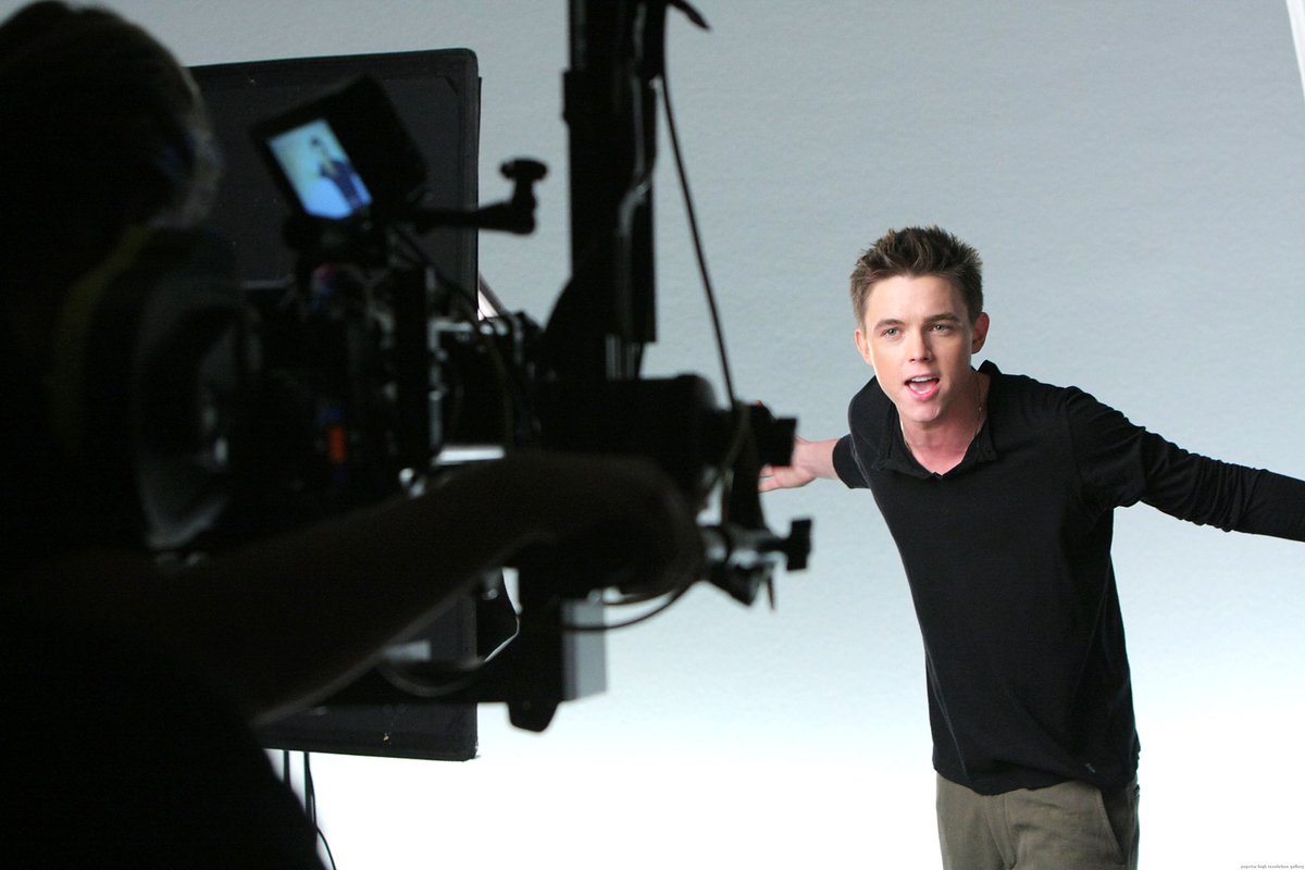 JesseMacsAngels's tweet photo. March 10 2008 @JesseMcCartney released Leavin as his first single off his third album Departure. Here’s a couple behind the scenes photos of the Leavin music video #jessemccartney #leavin https://t.co/XUidQbHOty