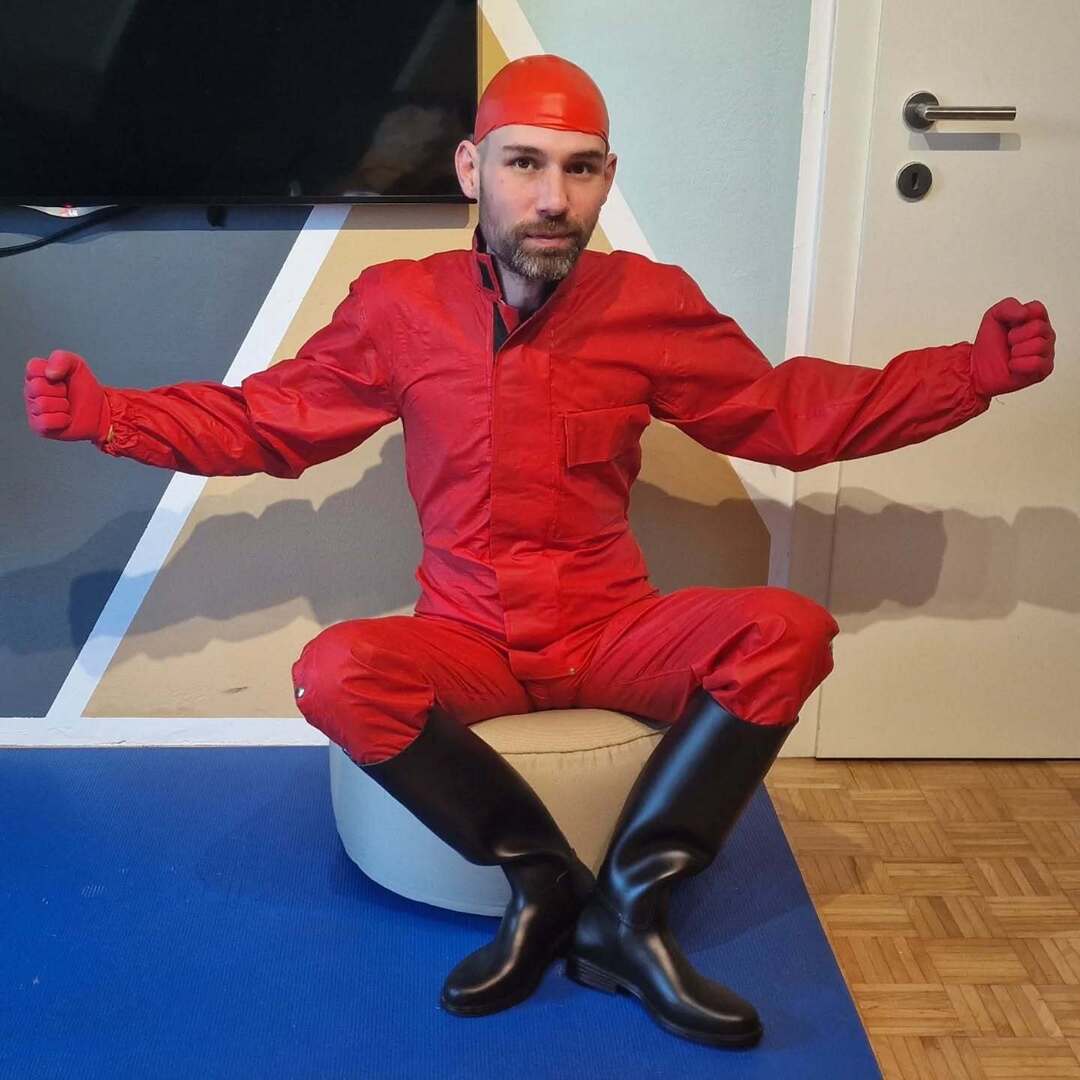 MickysFetWorld's tweet photo. Even more red ❤️ happy Tuesday #rubberridingboots #rubberboots #welliesfetish #wellies #footwear #raingear #workgear #gear #gearfetish #workgearfetish #usedfetish #used #overalls #rubbergloves #rubber #gloves #swimmingcap #rubbercap #fetishlife https://t.co/6HqAFG99W3 https://t.co/eTyRSa3aZj