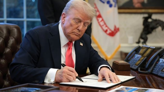 RoundtableSpace's tweet photo. JUST IN: TRUMP SOON TO SIGN EXECUTIVE ORDER OVERTURNING BIDEN’S CRYPTO BANKING RESTRICTIONS!

Source: @rovercrc https://t.co/sYMw3GMi3d