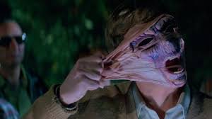 merlinpapin3's tweet photo. .@FredOL69007 #DéfiCinéClassique2025 Mars (Dans le Futur) Vu le film #StrangeInvaders Les Envahisseurs sont parmi nous de Michael Laughlin (1983) avec Nancy Allen Paul Le Mat Louise Fletcher Lulu Sylbert Michael Lerner Diana Scarwid Wallace Shawn Fiona Lewis Charles Lane
En 1958, la ville américaine de Centerville dans l'Illinois est le théâtre d'étranges évènements. Des soucoupes volantes survolent la bourgade et les habitants disparaissent mystérieusement.
En 1983, le professeur Charles Bigelow, entomologiste à l'Université Columbia de New York, reçoit la visite de son ex-femme Margaret originaire de Centerville. Elle lui laisse la garde de sa fille pour assister à l'enterrement de sa mère dans sa ville natale. Après plusieurs jours, n'ayant aucune nouvelle de Margaret, Charles se rend à Centerville où il découvre une population étrange qui détruit sa voiture à l'aide d'un rayon laser. Charles réalise rapidement que la ville est devenue le lieu de villégiature de créatures extraterrestres ...
Pourquoi dans le futur car l’action du début du film en 1958 va se prolonger dans le futur en 1983 (question de point de vue) et depuis des E.T à notre époque faut avoir bu !
Strange Invaders (Les Envahisseurs sont parmi nous), réalisé par Michael Laughlin en 1983, est un film de science-fiction qui oscille entre l'hommage nostalgique aux classiques des années 50 et le pur nanar. Il s'inscrit dans cette mouvance typique des années 80 où les créatures extraterrestres, les conspirationnismes gouvernementaux et les effets spéciaux en latex faisaient le bonheur des amateurs de SF bis.
Le scénario suit un professeur d'université, Charles Bigelow (Paul Le Mat), qui enquête sur la disparition de son ex-femme et découvre que sa ville natale est envahie par des extraterrestres infiltrés depuis les années 1950. Cette intrigue évoque bien sûr Le Village des Damnés(que John Carpenter adaptera plus tard en 1995), ainsi que L’Invasion des Profanateurs de Sépultures, mais sans jamais atteindre leur puissance paranoïaque ni leur tension dramatique.
Le casting est pourtant alléchant : Nancy Allen (Robocop), Diana Scarwid (Maman très chère), Michael Lerner et même l’icône du cinéma bis Louise Fletcher (Vol au-dessus d’un nid de coucou). Mais malgré ces noms, le jeu des acteurs est souvent plat, plombé par des dialogues fades et un rythme inégal. L’ambiance rétro, voulue comme un hommage aux films de SF des années 50, peine à convaincre, oscillant entre la parodie et le second degré mal assumé.
Là où Strange Invaders fait sourire (ou grincer des dents), c'est dans ses effets spéciaux datés. Les transformations extraterrestres en pleine lumière trahissent les maquillages rudimentaires et les créatures en caoutchouc. Certaines scènes flirtent dangereusement avec le kitsch involontaire, notamment ces fameux rayons lasers qui carbonisent les victimes en laissant leurs vêtements flotter dans le vent, un effet qui semble tout droit sorti d’une production Cannon Films.
Si l’on peut lui reconnaître une certaine sincérité et un charme désuet, Strange Invaders reste un film bancal, coincé entre sa volonté d’être un hommage et son exécution maladroite. Les amateurs de SF rétro y trouveront quelques éclairs de nostalgie, mais pour les autres, il s’apparente davantage à un plaisir coupable, digne d’une diffusion tardive sur une chaîne câblée des années 80.