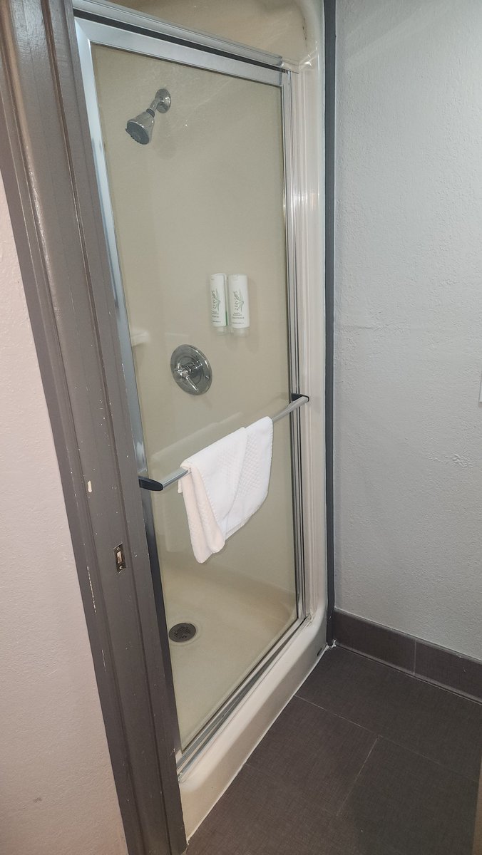 explordabody's tweet photo. In Miami Springs, FL! Come share 
 the bed 🛌 &amp; shower 🚿 with me! https://t.co/7URXbF0OmG