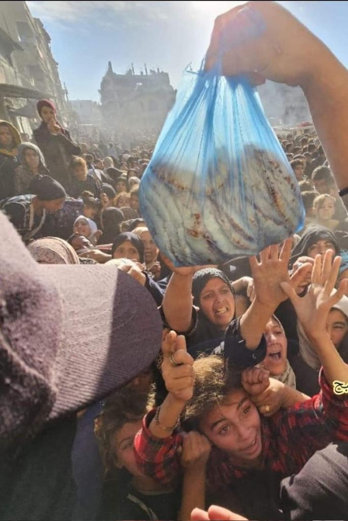 HalaHilles1989's tweet image. In light of Israel’s decision to close all crossings with the Gaza Strip, prevent the entry of aid, and cut off electricity and water to the residents of the Strip🥺.
♦️ You can stop the famine and break the siege on us by donating even a little 💔

gofundme.com/f/ehmuy-help-m…