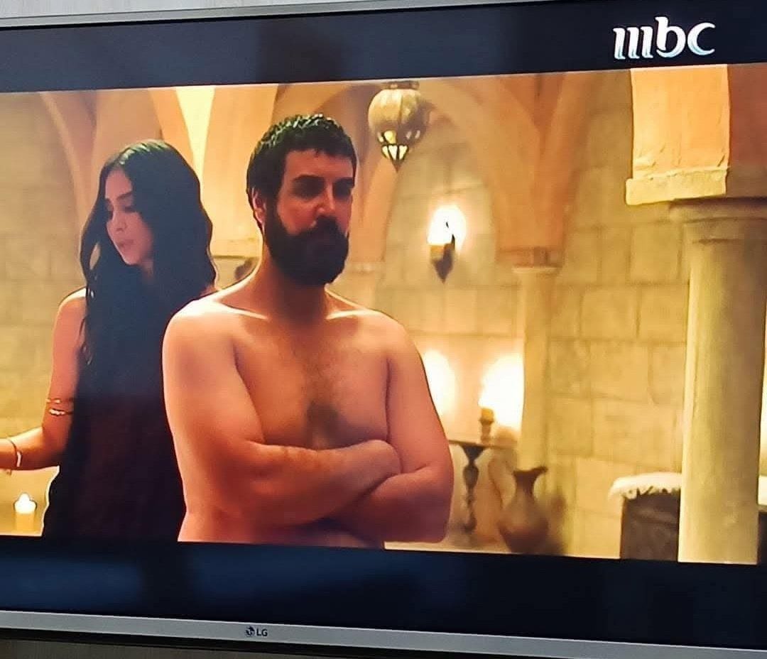 نأسف على هذا المشهد ولكن أيعقل أن يقوم الإعلام السعودي بتقديم معاوية بن أبي سفيان رضي الله عنه بهذا الشكل ؟!!
لو كانت إيران من أنتج هذا المسلسل فلن تزيد أكثر من هذا التشويه