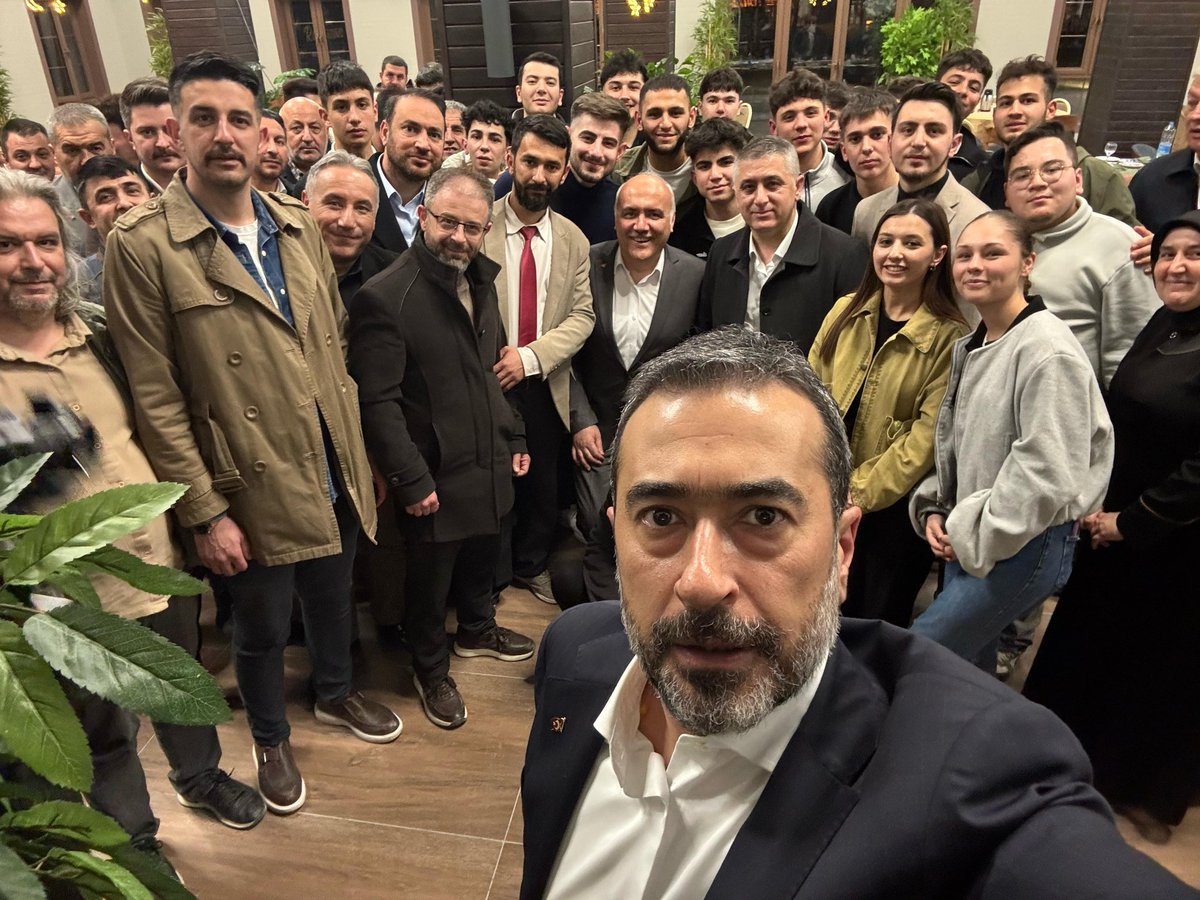 Gençliğin ve Teşkilatın Ağabeyi İl Başkanımız Sayın Hakan Han Özcan ,Belediye Başkanımız Süleyman Acar, İlçe Başkanımız Güray Altunay ve yönetim kurulu üyelerimizle beraber sahurda bir araya geldik.

Kızılcahamam Teşkilatı Başkanının yanında.😊