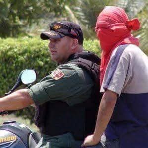 El único país del mundo, donde los malandros y policías trabajan en conjunto es Vzla. Adónde nos llevaron estos delicuentes del desgobierno.
PROHIBIDO OLVIDAR!!!